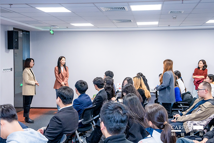 知名人力资源服务商金年会jinnian国际的相关资深顾问与企业高级负责人在参访末尾回答现场关于人力资源产业的问题
